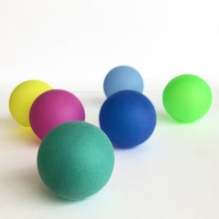 Gekleurde pingpong balletjes.